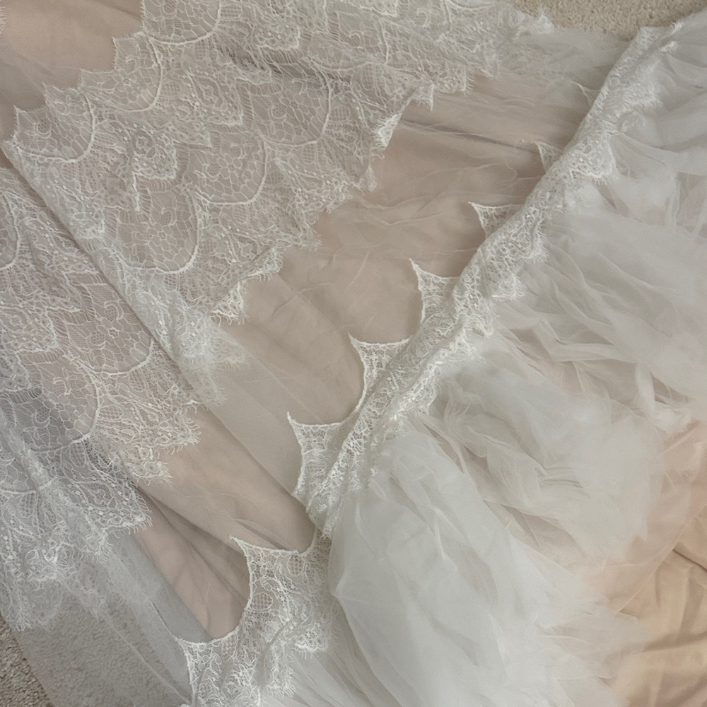 Elegant Lace Gown with Tulle Skirt - Picture 4 of 6
